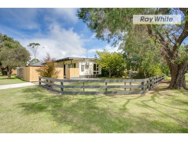35 Moorfield Avenue, Rosebud VIC 3939