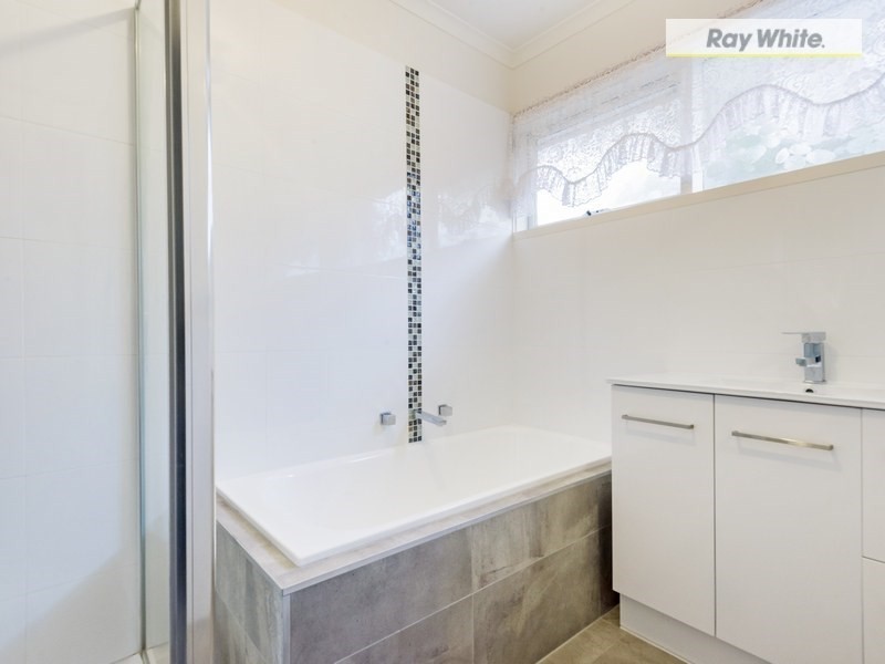 24 Moorfield Avenue, Rosebud VIC 3939