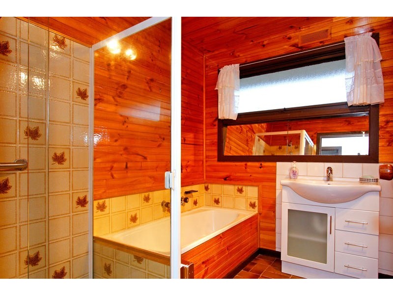 192 Eighth Avenue, Rosebud VIC 3939