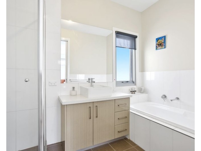 24 Ninth Avenue, Rosebud VIC 3939