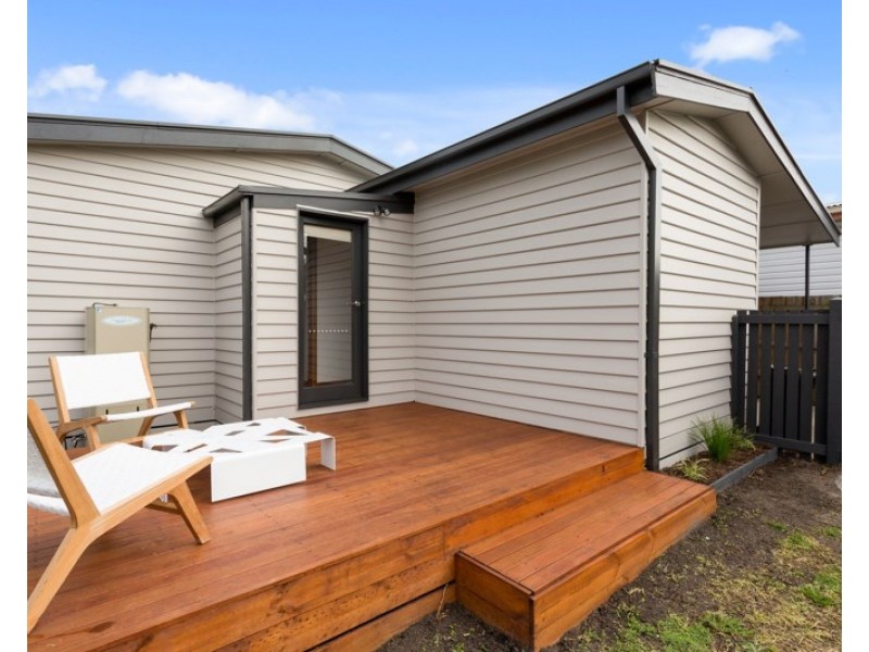 111 Eighth Avenue, Rosebud VIC 3939