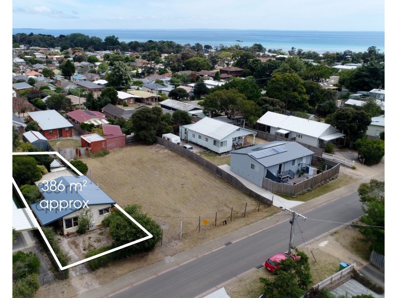 70 Ninth Avenue, Rosebud VIC 3939