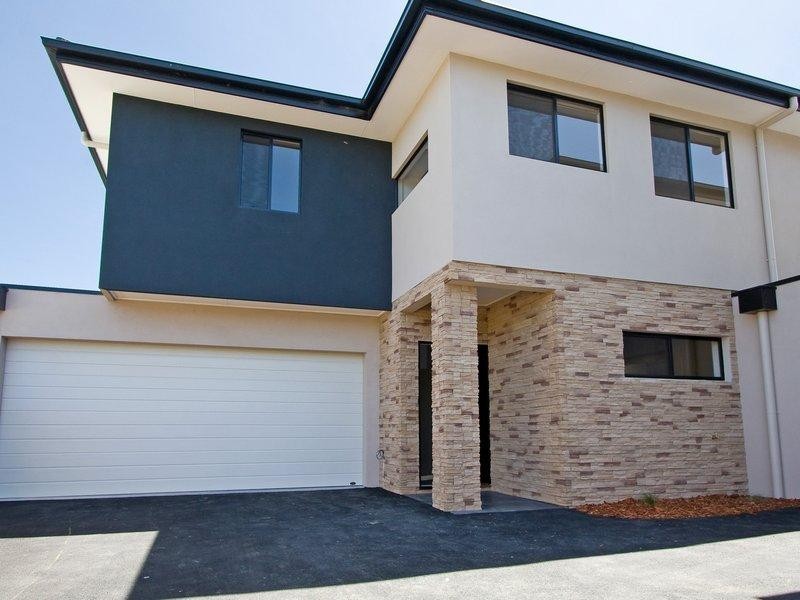 2/28 Broadway, Rosebud VIC 3939