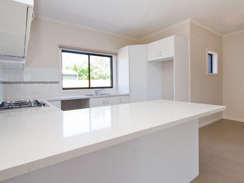 2/28 Broadway, Rosebud VIC 3939