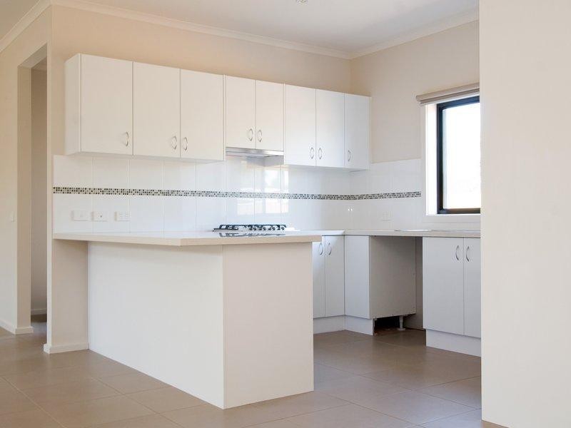 2/28 Broadway, Rosebud VIC 3939