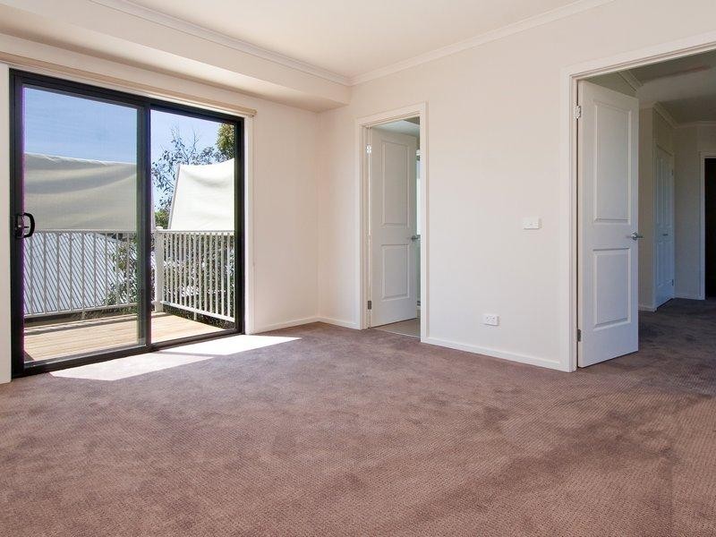 2/28 Broadway, Rosebud VIC 3939