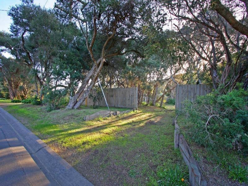 2 Hilltop Avenue, Blairgowrie VIC 3942