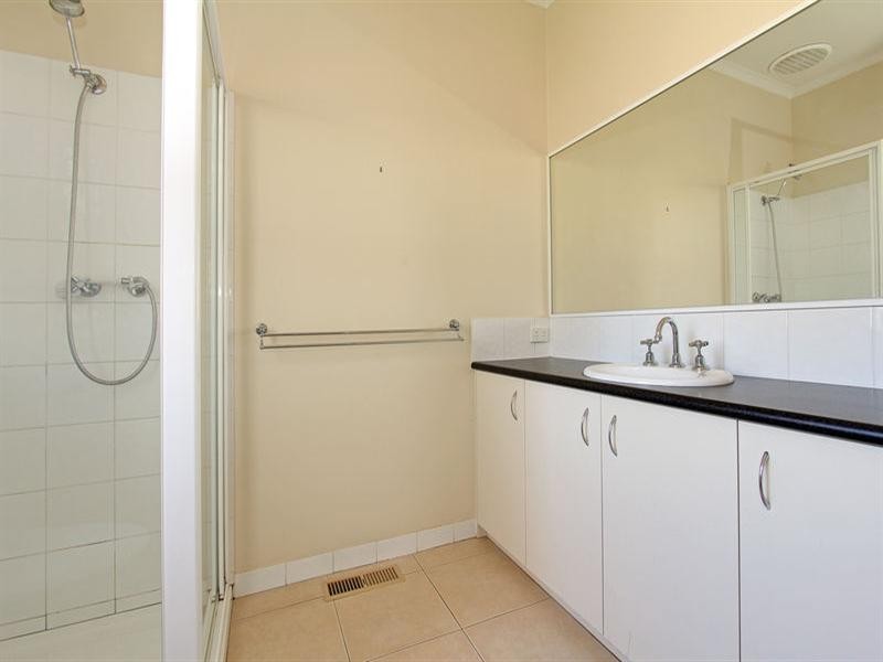 1a Moorfield Avenue, Rosebud VIC 3939