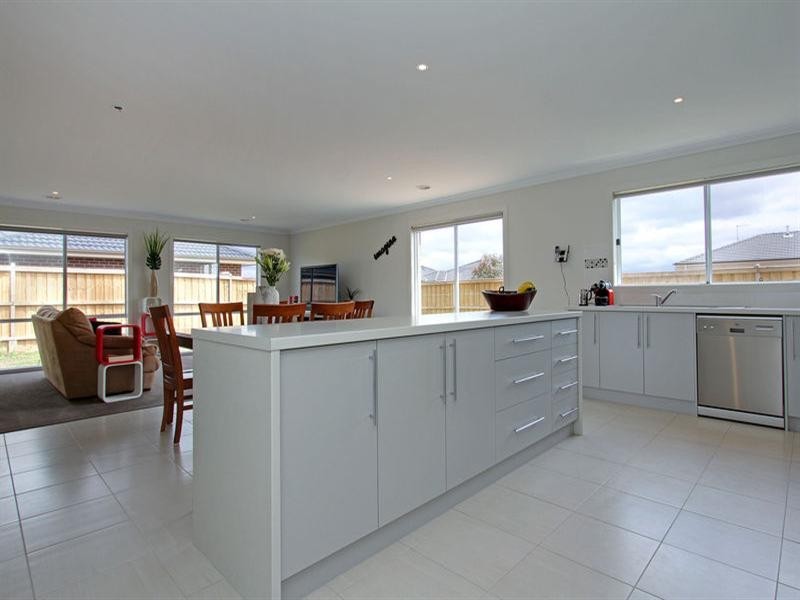 12 Vanessa Circuit, Pakenham VIC 3810