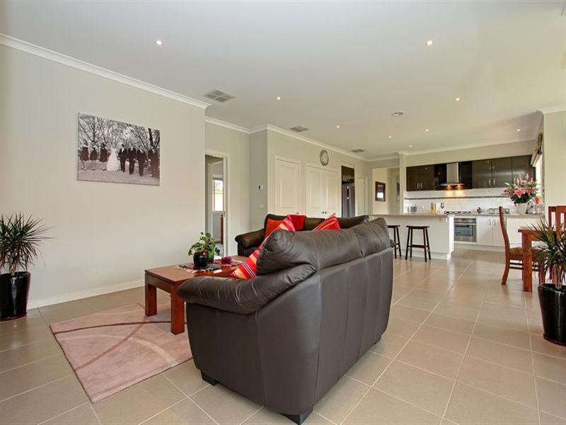 49 Crestwood Drive, Rosebud VIC 3939