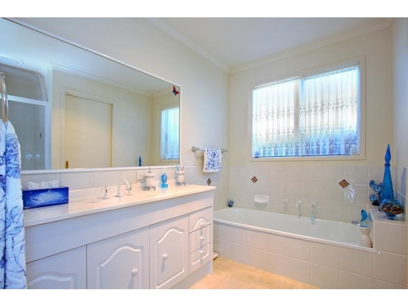 141 Ninth Avenue, Rosebud VIC 3939