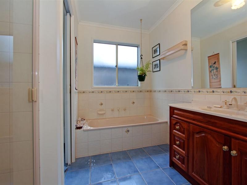 182 Seventh Avenue, Rosebud VIC 3939