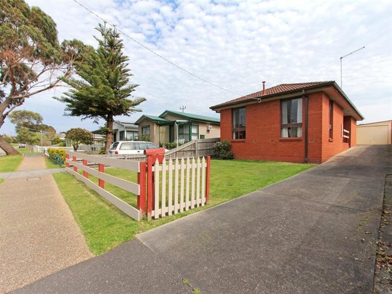 104 Ninth Avenue, Rosebud VIC 3939