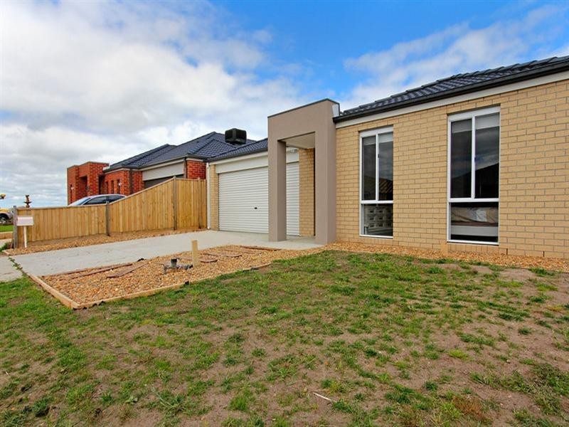 12 Vanessa Circuit, Pakenham VIC 3810