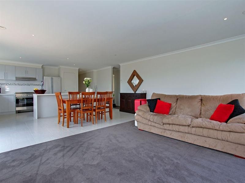 12 Vanessa Circuit, Pakenham VIC 3810