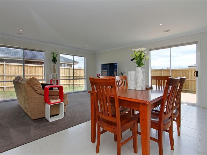 12 Vanessa Circuit, Pakenham VIC 3810