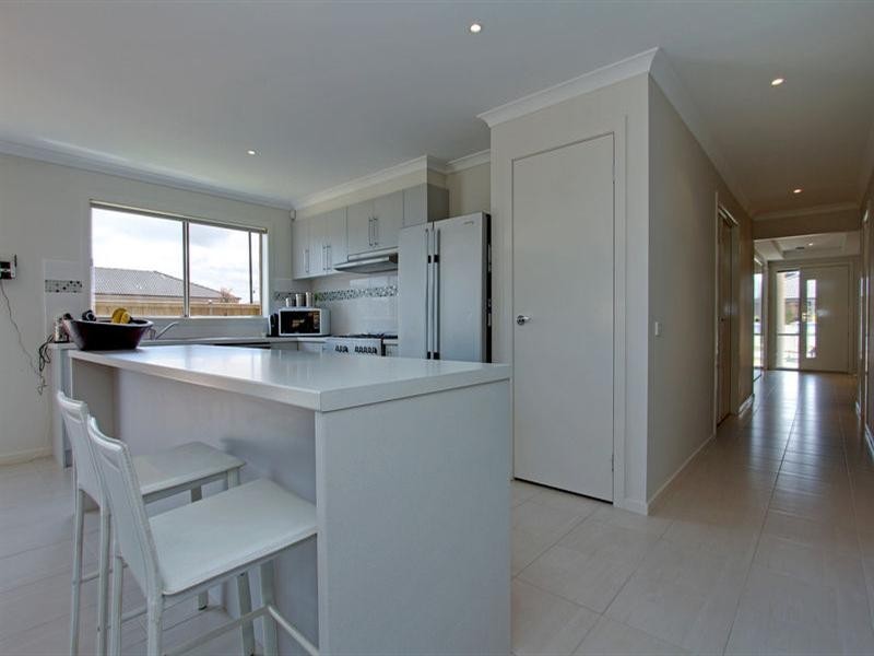 12 Vanessa Circuit, Pakenham VIC 3810