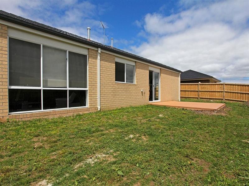 12 Vanessa Circuit, Pakenham VIC 3810