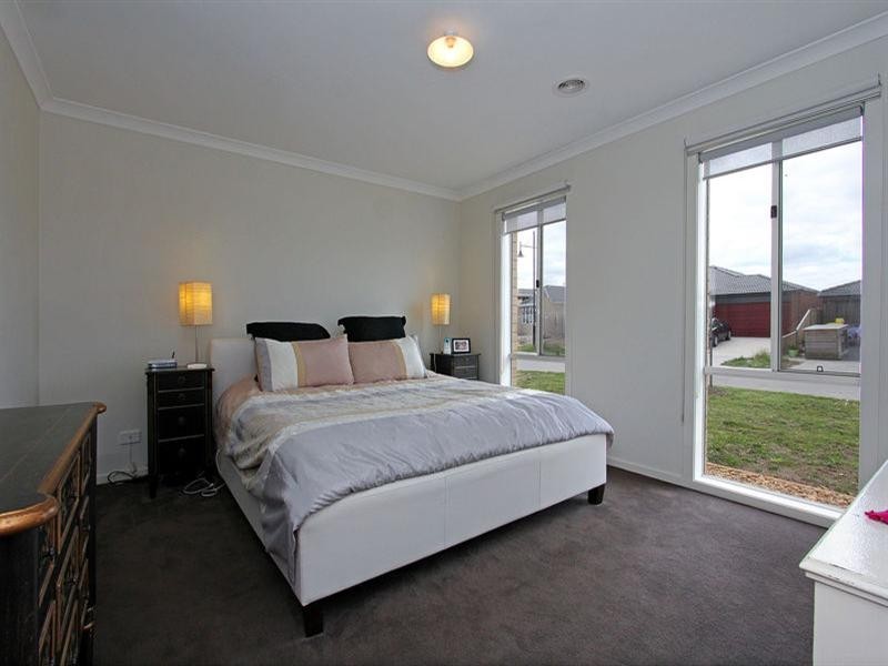 12 Vanessa Circuit, Pakenham VIC 3810