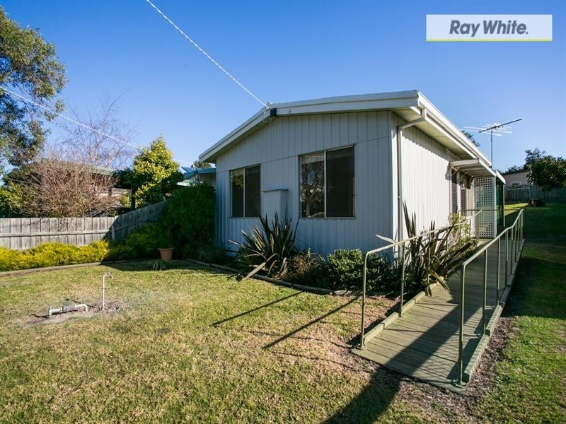 110 Ninth Avenue, Rosebud VIC 3939