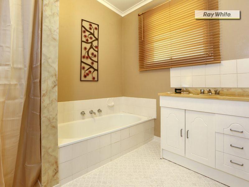 35 Moorfield Avenue, Rosebud West VIC 3940