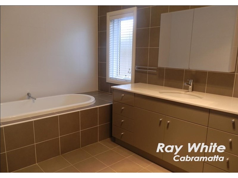 6 Rainham Circuit, West Hoxton NSW 2171