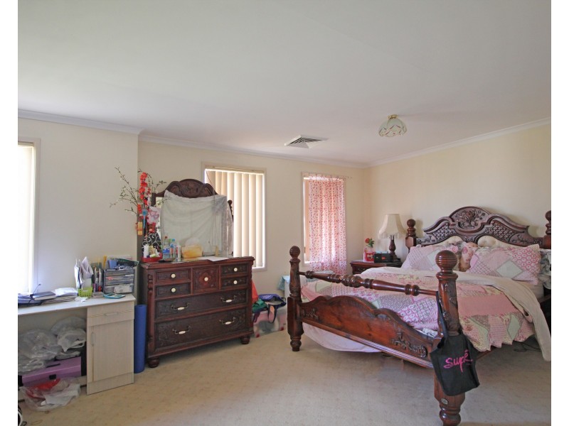 4 Curtale Court, Green Valley NSW 2168