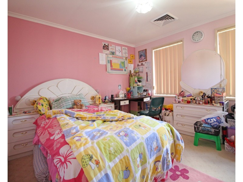 4 Curtale Court, Green Valley NSW 2168