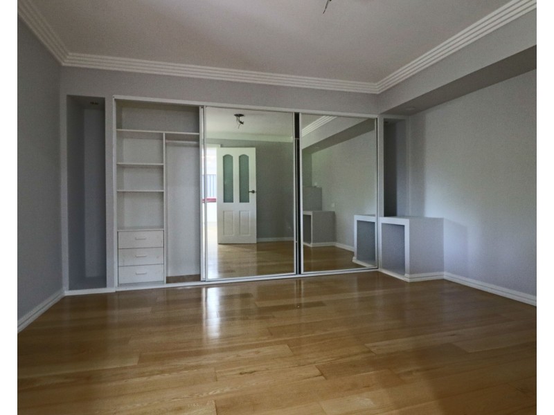 2 Batman Place, St Johns Park NSW 2176