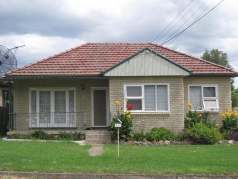 4 Andrew Street, Canley Heights NSW 2166