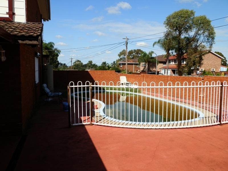 8 Baringa Close, Green Valley NSW 2168