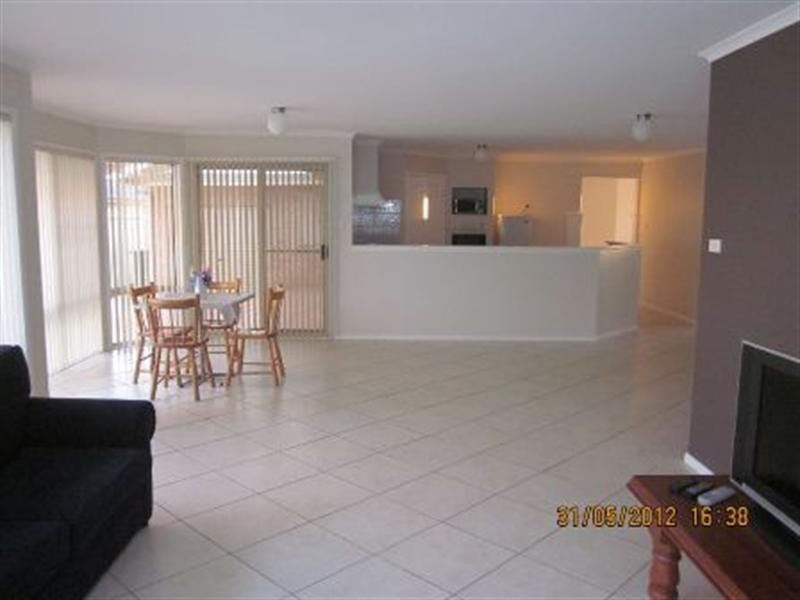 6 Ormiston Avenue, West Hoxton NSW 2171