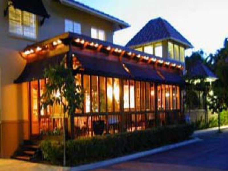 2 Greenslopes Street, Cairns QLD 4870