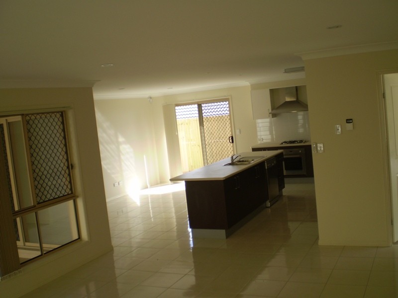 8 Van Asch Close, Forest Lake QLD 4078