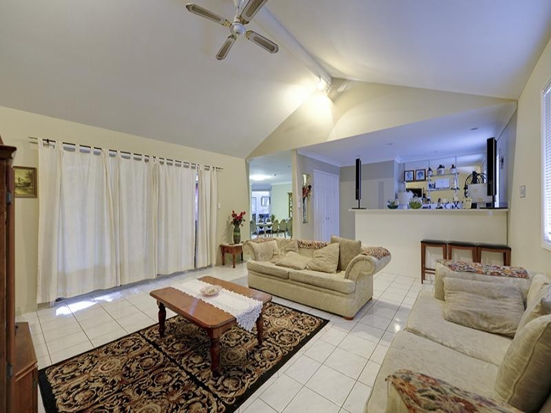 8 Geneva Close, Parkinson QLD 4115