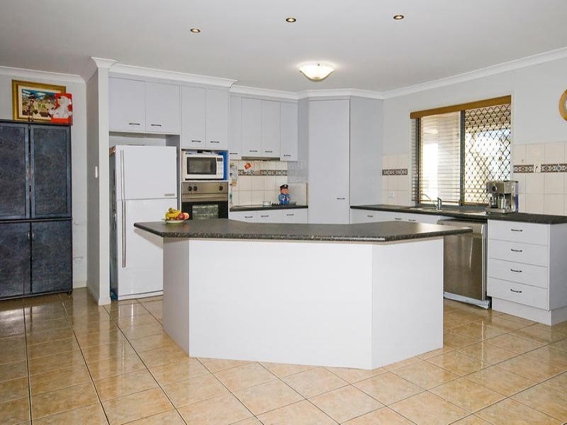 24 Bournda Close, Parkinson QLD 4115