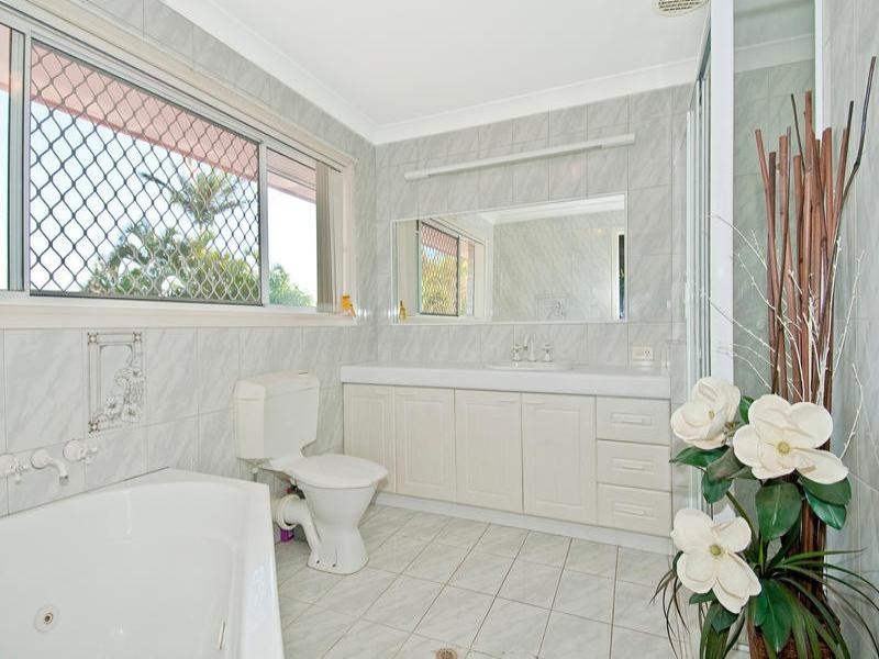 27 Honeysuckle Way, Calamvale QLD 4116