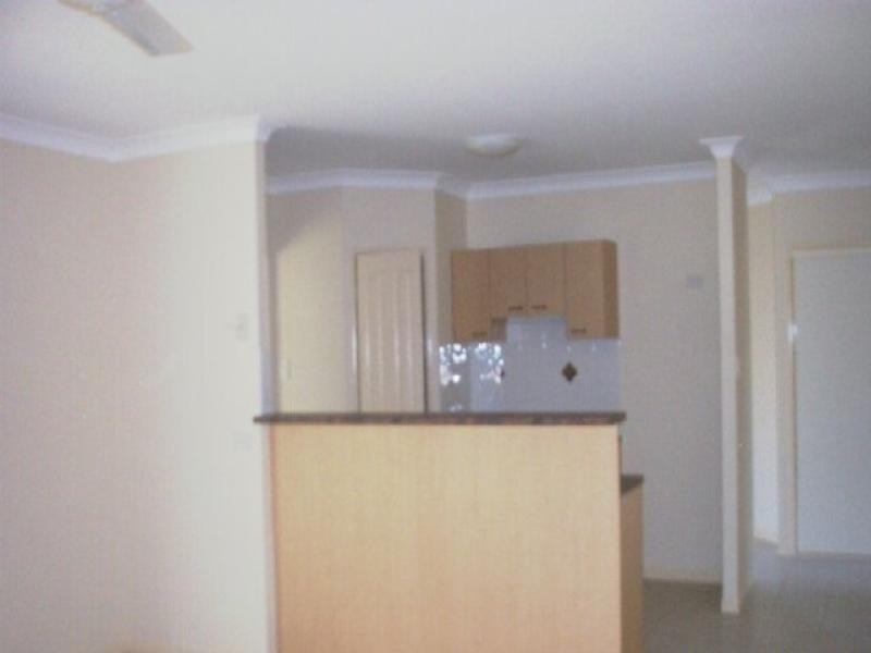 16 Hill End Avenue, Hillcrest QLD 4118