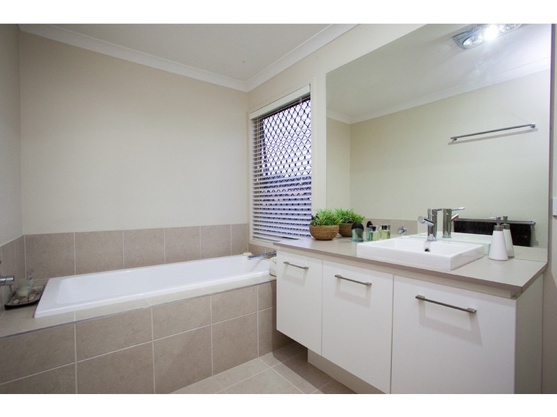 6 Larapinta Circuit, Parkinson QLD 4115