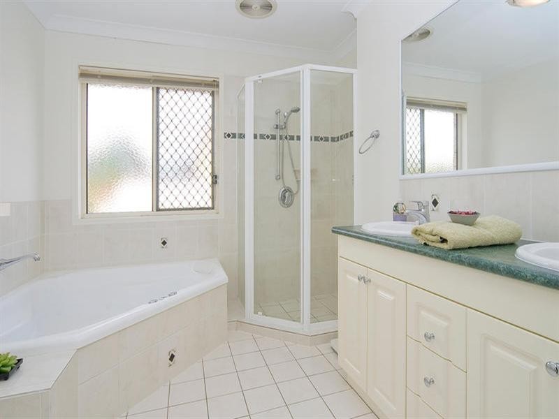 8 Hamersley Place, Parkinson QLD 4115