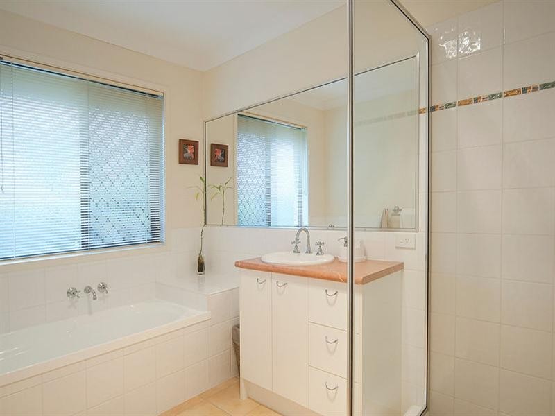 4 Newland Crescent, Parkinson QLD 4115