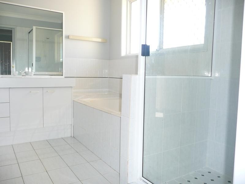 40 Bottlebrush Drive, Regents Park QLD 4118