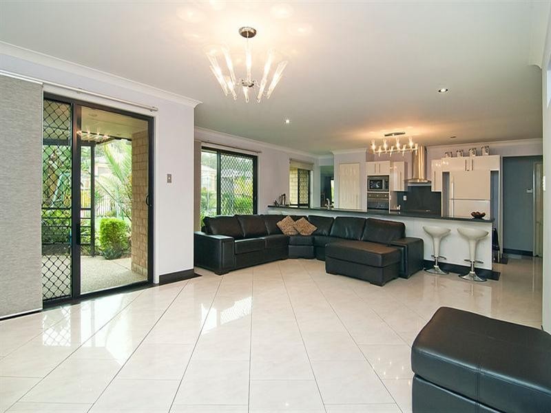 8 Bufalino Street, Parkinson QLD 4115