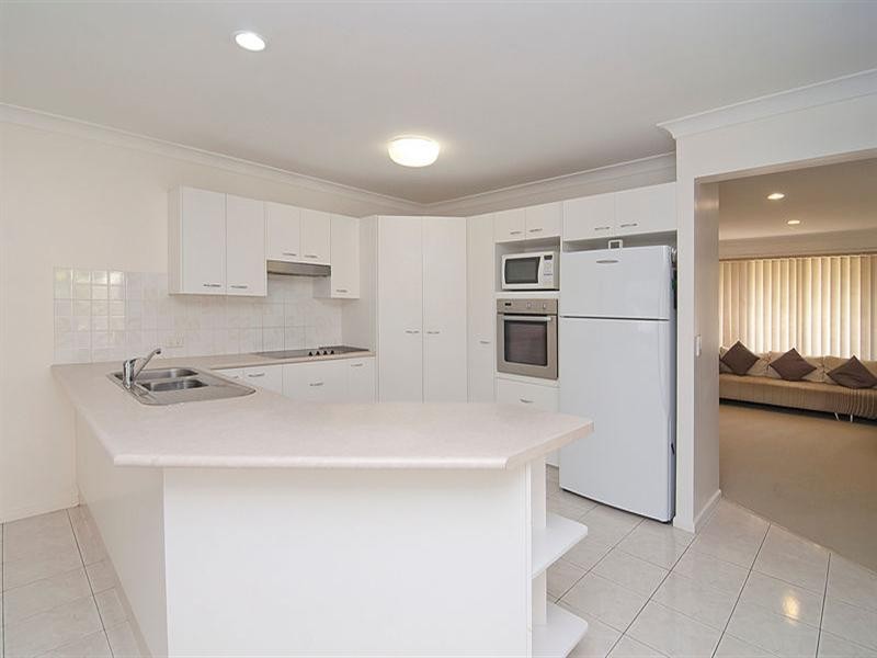 9 Avondale Crescent, Parkinson QLD 4115