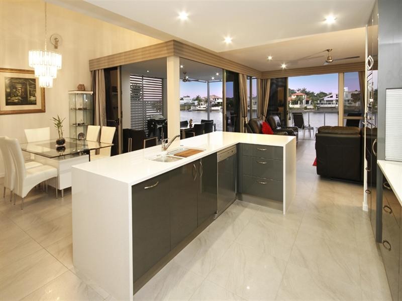 35 Barbuda Circuit, Kawana Island QLD 4575