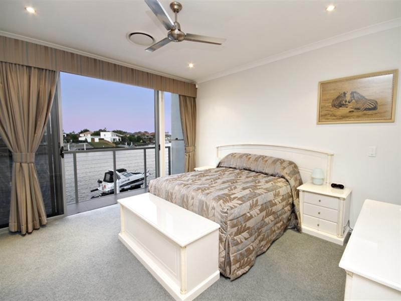 35 Barbuda Circuit, Kawana Island QLD 4575