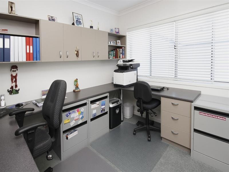 35 Barbuda Circuit, Kawana Island QLD 4575