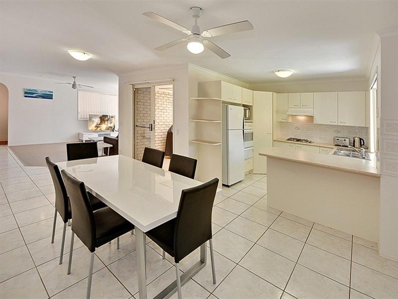39 Lakeshore Place, Little Mountain QLD 4551