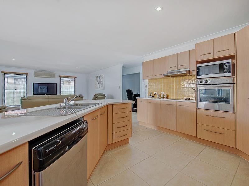 33 Shannon Crescent, Caloundra West QLD 4551