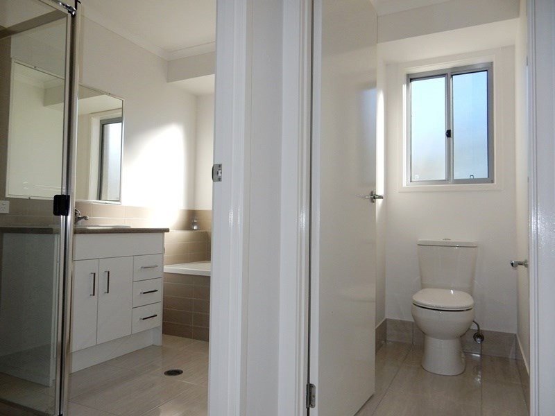 8 Tea Tree Court, Little Mountain QLD 4551